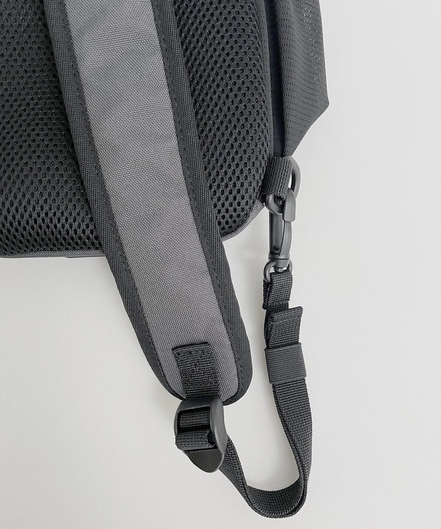 《環保材質》COMPACT DAY BAG〈BEIGE〉 容量 6L 散步休閒 再生聚酯纖維 【年齡4歲至成人】