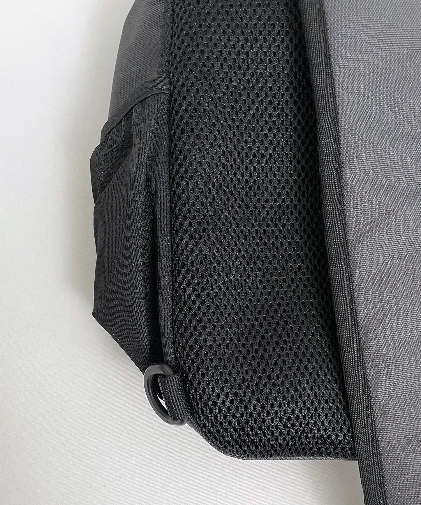 《環保材質》COMPACT DAY BAG〈BEIGE〉 容量 6L 散步休閒 再生聚酯纖維 【年齡4歲至成人】